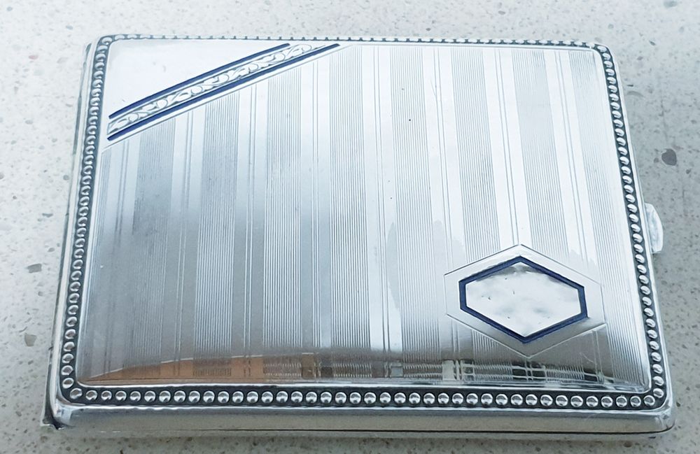 Invulgar e elegante antiga cigarreira em Alpacca com esmalte