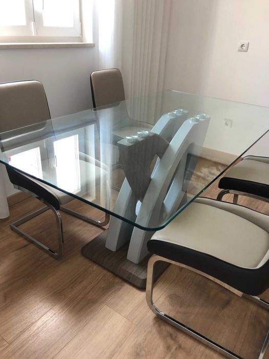 Conjunto de sala de jantar ,Mesa e 4 cadeiras.Como Novo.