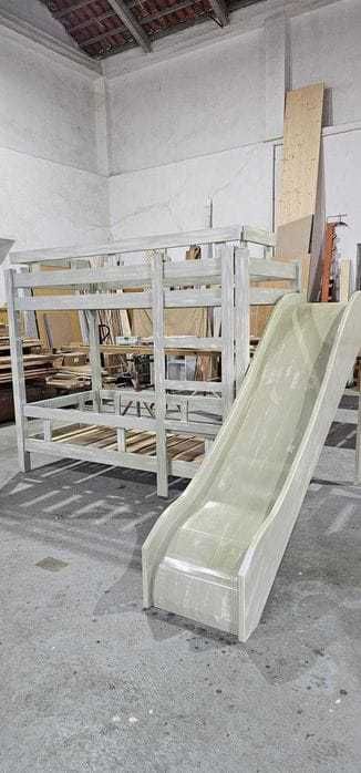 Beliche em madeira com escorrega