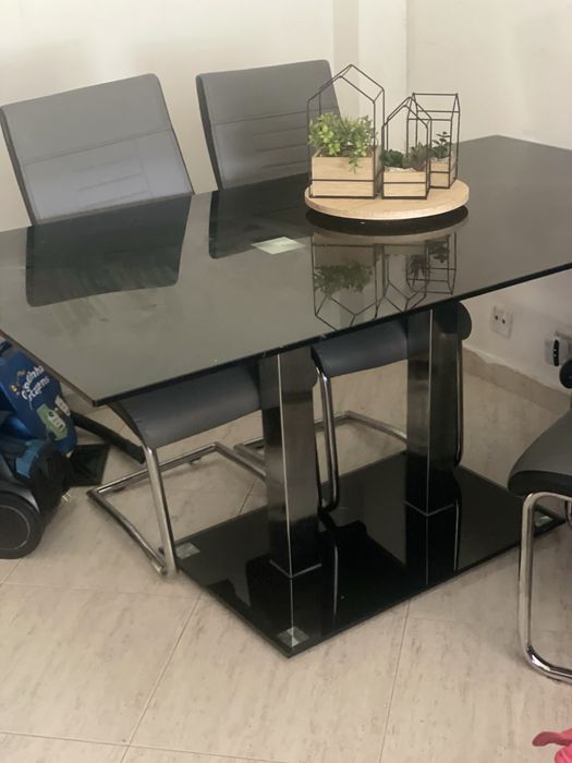 Mesa conforama preta em bom estado