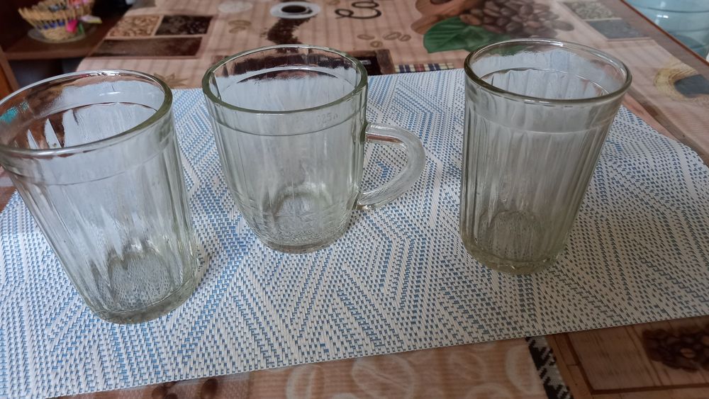 Гранённый стакан и пивна кружка