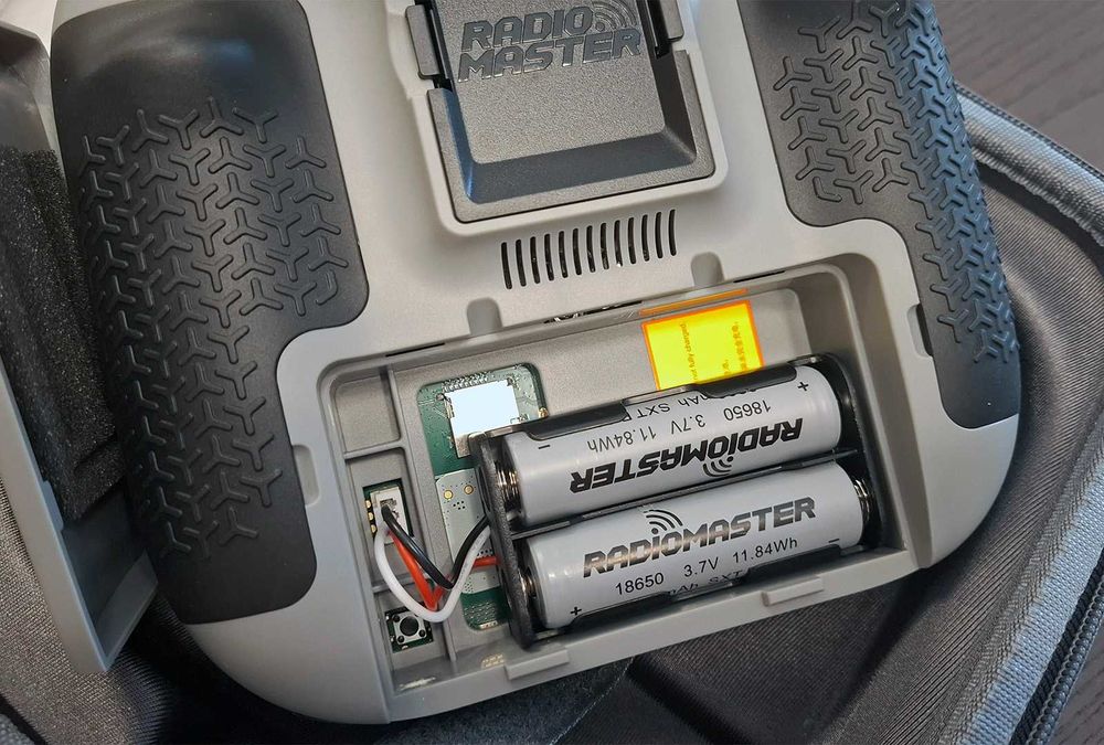 RadioMaster TX15 16 Canais ELRS + 2 Baterias 3200mAh 3.7V 18650