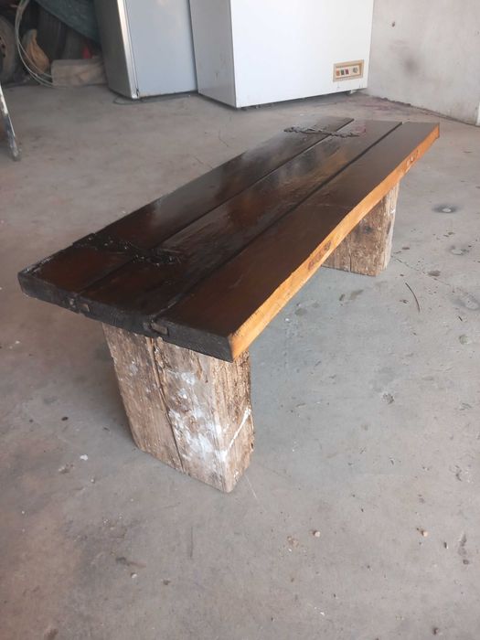 Banco rústico de madeira maciça, antigo, apliques metalicos, altura 35cm Largura 95cm por 35cm