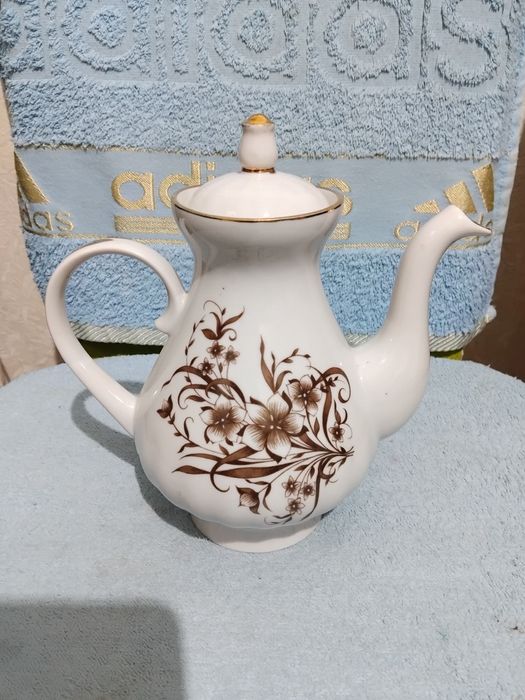 Чайник фарфоровый продам