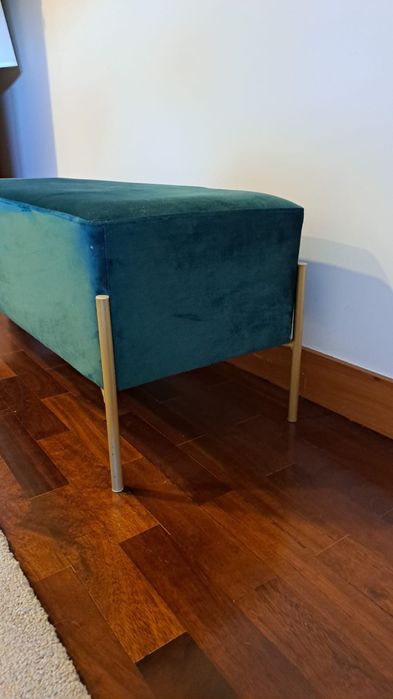 Puff longo em veludo.