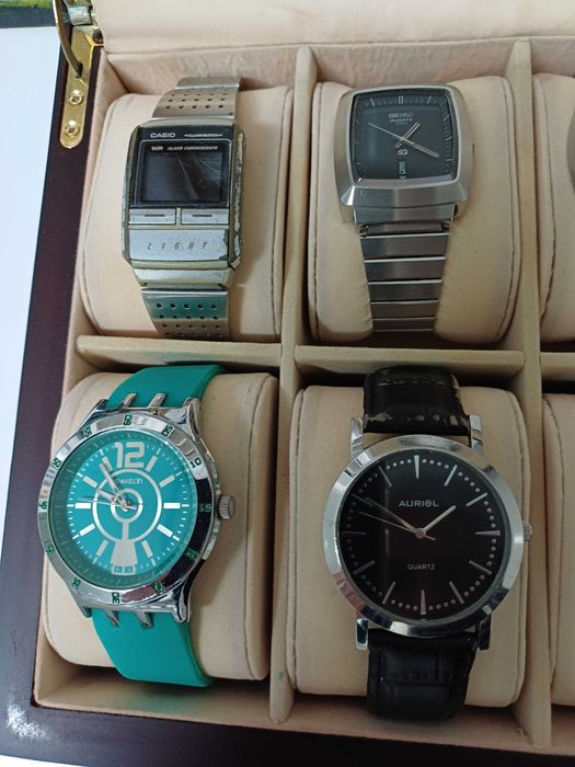 Caixa com 11 relógios