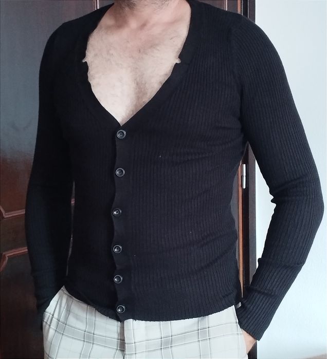 Várias peças de roupa de marca