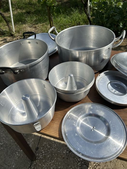 Tachos em alumlnio e duas formas tambem em aluminio