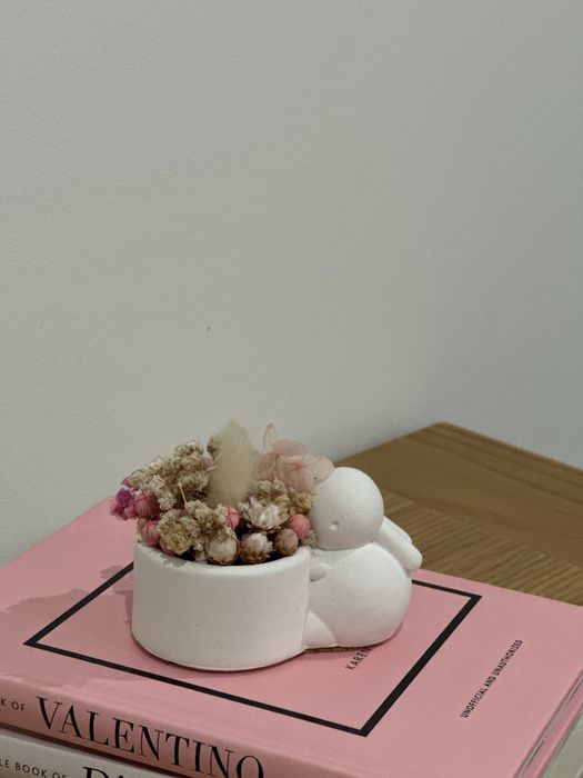 Coelho com flores em gesso