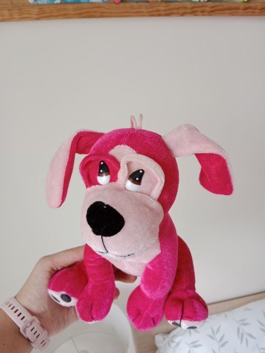 Pluszowy różowy pies