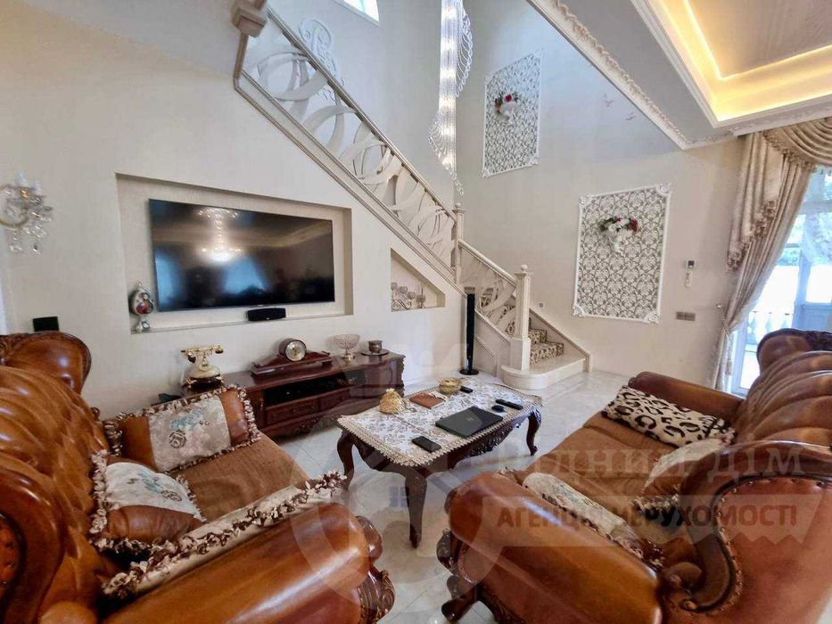 Елітний будинок з власним озером і басейном Козин  . Без комісії