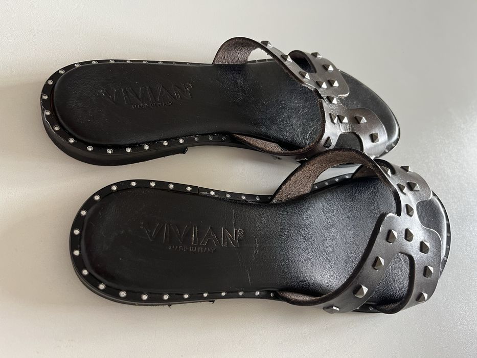 Sandálias rasas com tachas