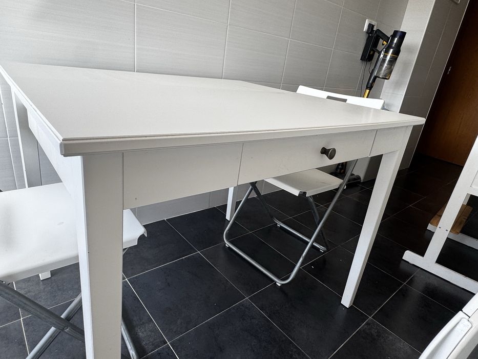 Mesa extensível com duas cadeiras
