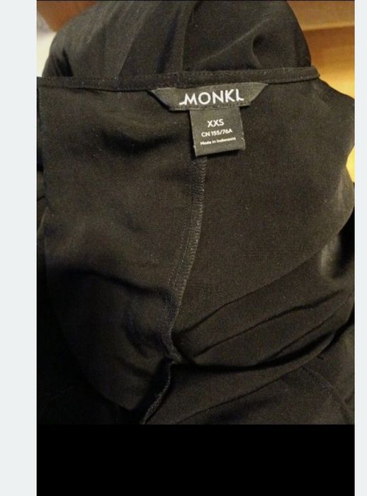 Czarna  kopertowa sukienka Monki  na różne okazje i na co