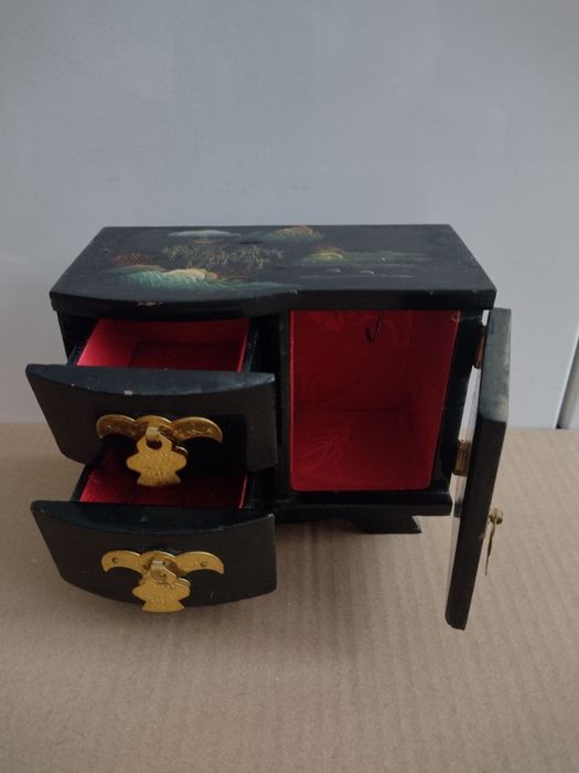 Szkatułka na biżuterię z drewna