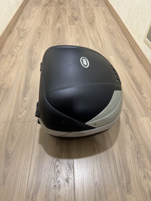 Продам центральний кофр Givi V46