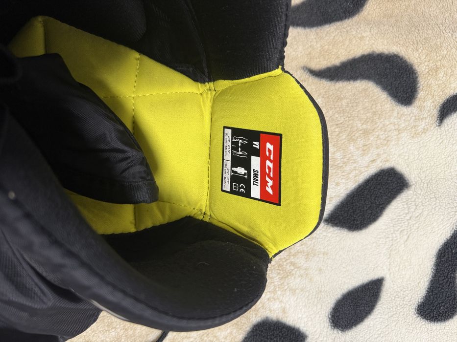 Продам хоккейные шорты CCM YTH M