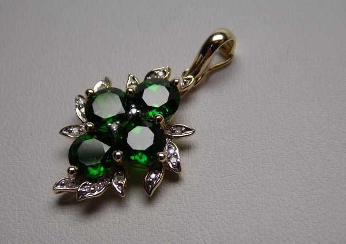 Złota zawieszka zielone diopsydy chromowe i diamenty.