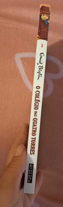 Livro "O colégio das quatro torres" de Enid Blyton