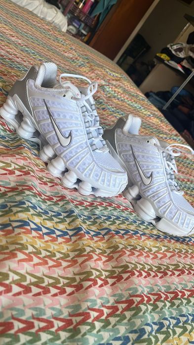Tênis da Nike e Shox branco