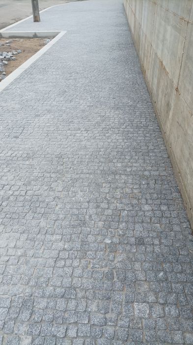 Pavimentações (calçada portuguesa) e obras públicas.