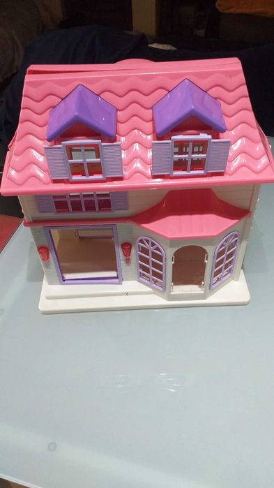 2 casas de brincar 1 delas Playmobil em bom estado