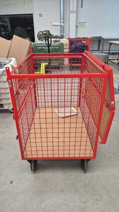 Carros de ferro de confecao