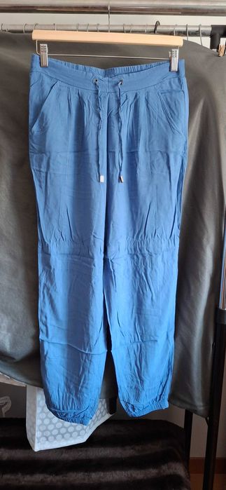 Calça azul clara com punho