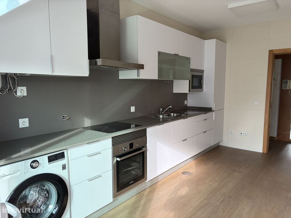 Apartamento T2 com Varanda e Garagem em Aveiro