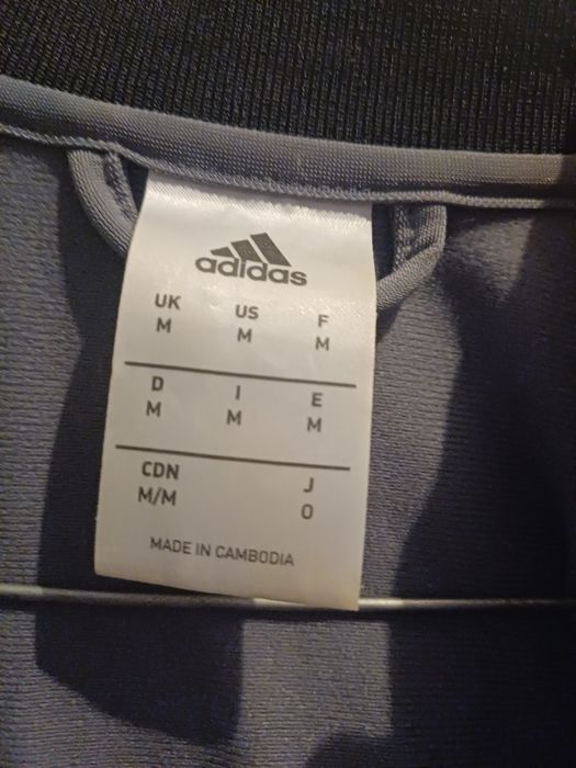 Vende se Casaco Adidas
