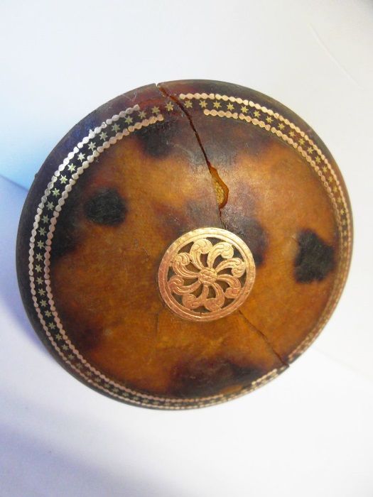 antiga caixa de rapé em tortoise com incrustações em ouro Sec.XIX