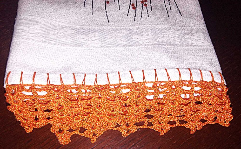 Pano decorativo com ponto de renda cor de laranja feito à mão