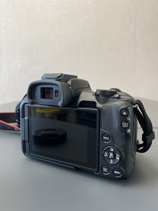Новий фотоапарат Canon R50