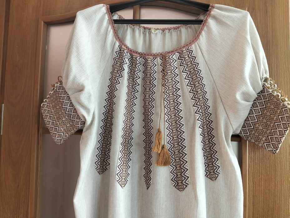 Вишите лляне плаття