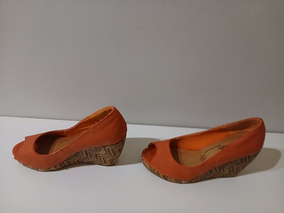 Sapatos cor salmão, com cunha colorida