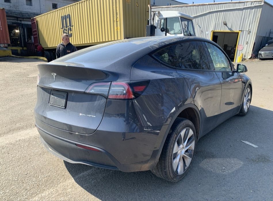 Продам Tesla Y .