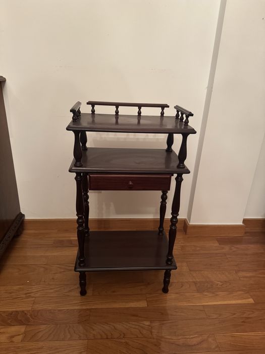 Móvel pequeno castanho