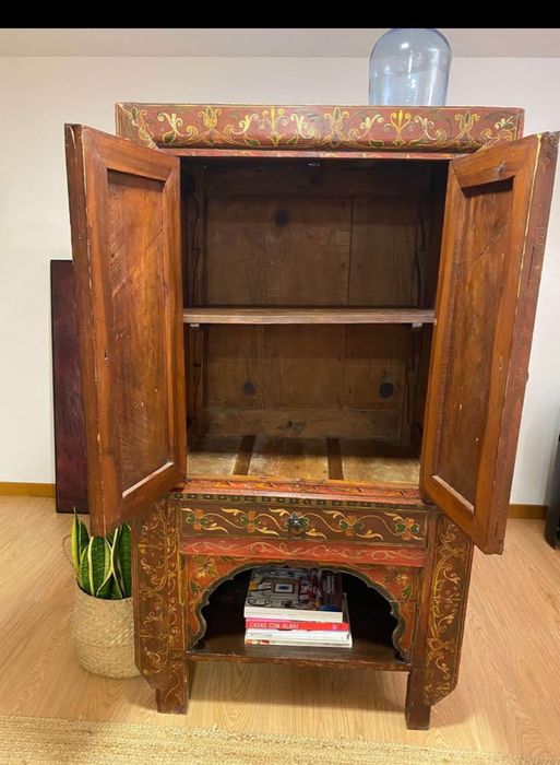 Móvel antigo pintado a mão