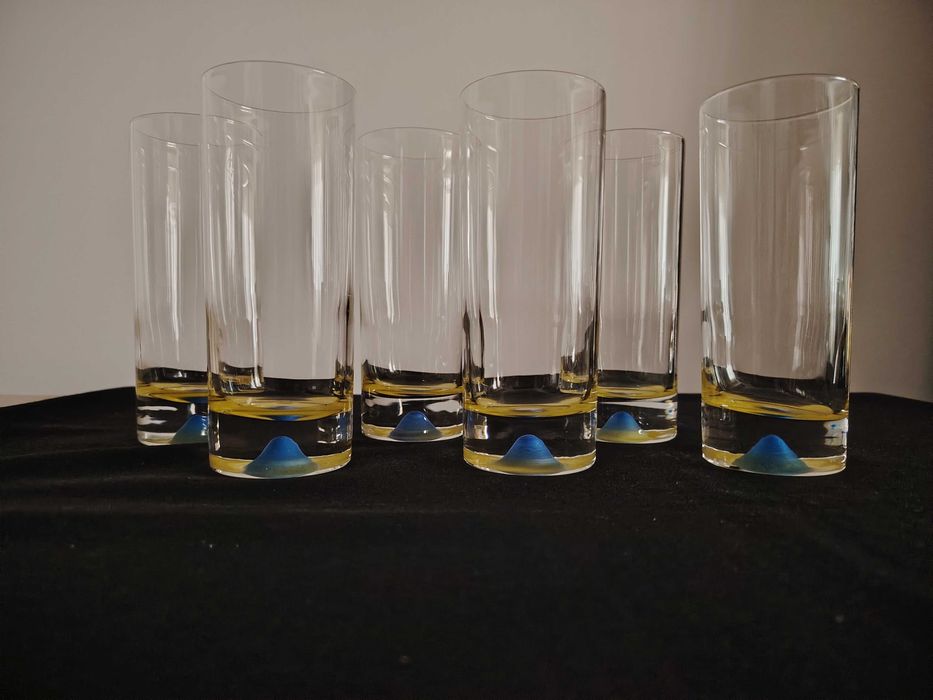 Copos vidro com fundo azul e amarelo