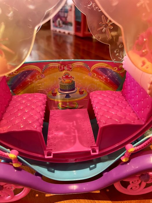 Carruagem de unicórnio colorida