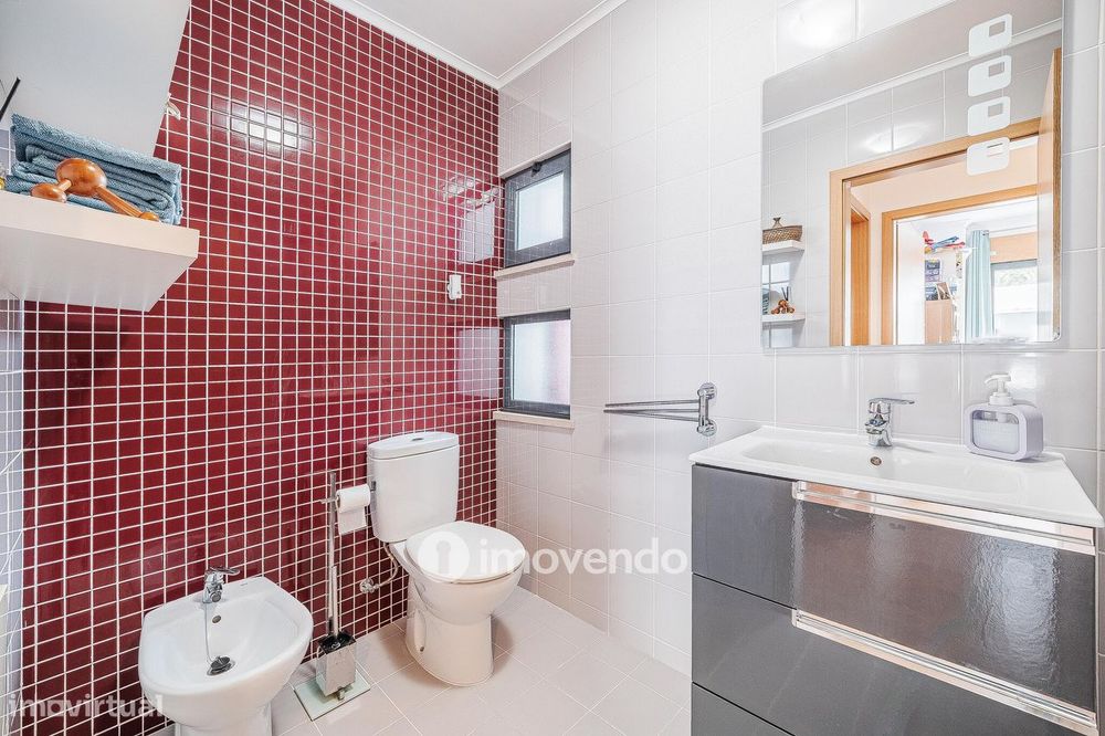 Apartamento T3, com estacionamento e terraço, em Loures
