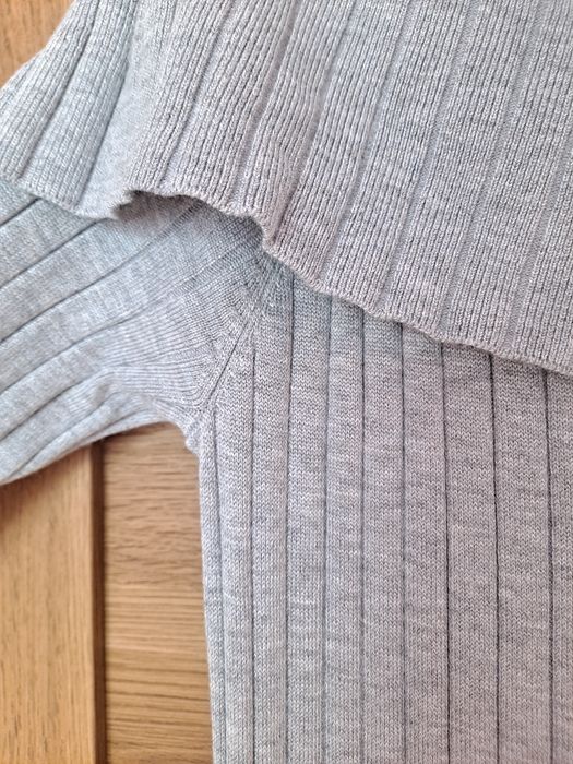 Sukienka sweterkowa prążkowana z odkrytymi ramionami 70% wiskoza midi