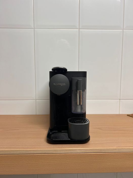 Nespresso machine, like new, DeLonghi