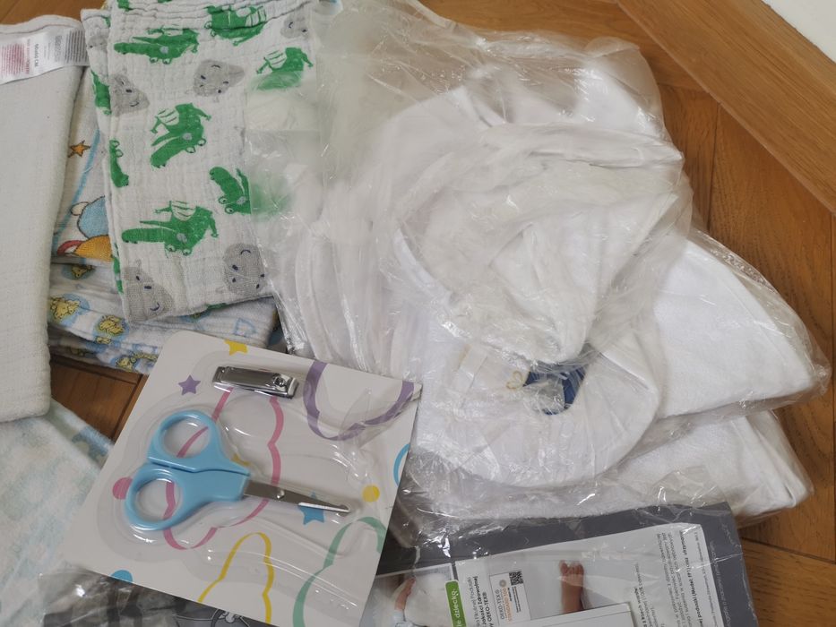 Pieluszki, śliniaczki, rękawica do mycia, nalepka na samochód, nożyczk