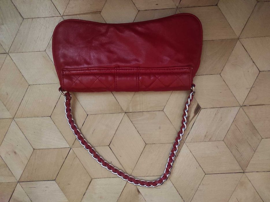 Czerwona torebka pikowana na łańcuchu George