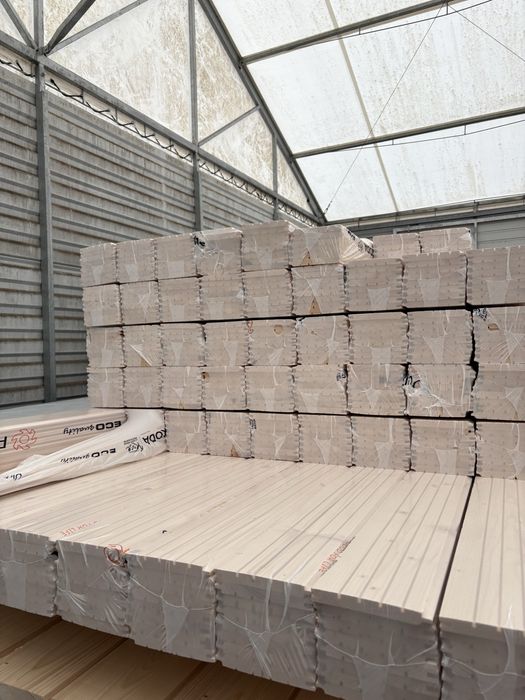 Podbitka świerk skandynawski skład z drewnem makowiec