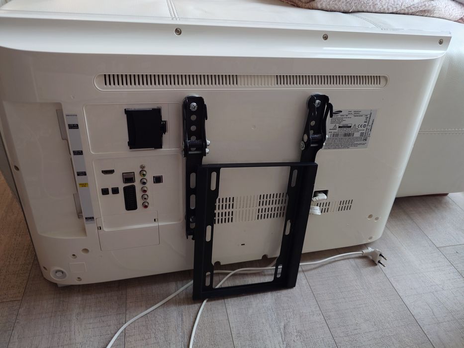 Telewizor Samsung 32" UE32H4510AW biały z uchwytem w pełni sprawny