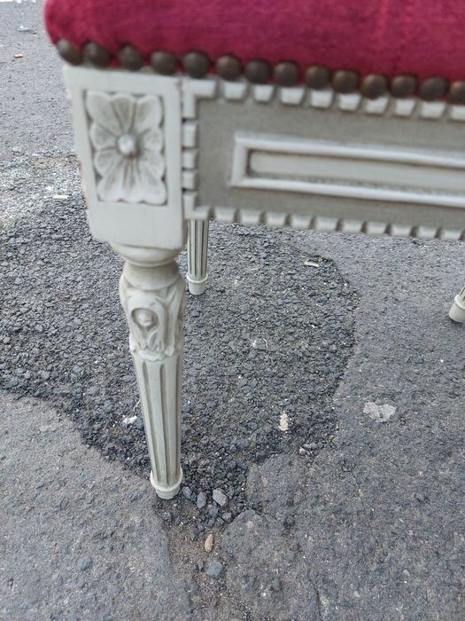 Banqueta tipo Tabouret Luís XVI 

Apresenta elementos como pernas