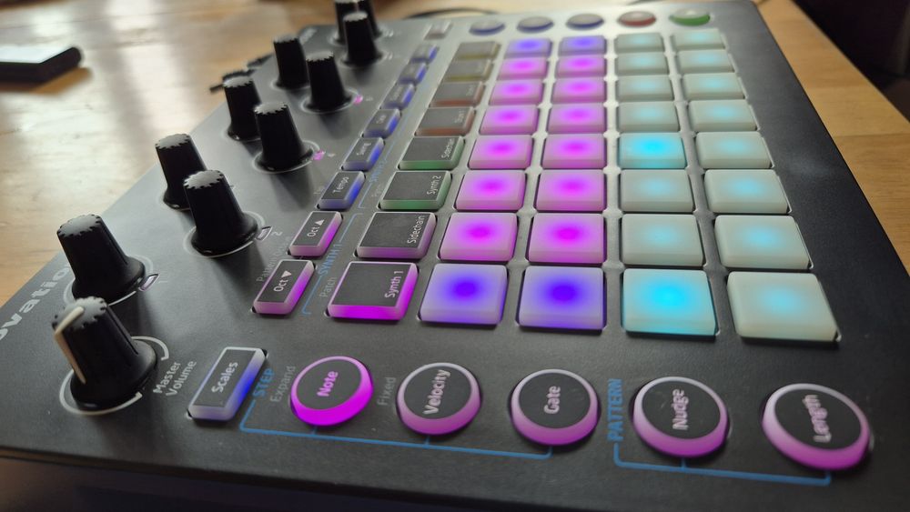 NOVATION CIRCUIT groovebox, perkusja, sekwencer, sampler