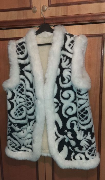 Безрукавка на овчине. Полностью новая.